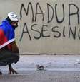 Manifestante faz uma pausa durante confronto com a polícia na Praça Altamira, em Caracas  Foto: Reuters