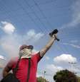 <p>Manifestante dispara morteiro durante protesto contra o presidente da Venezuela, Nicolás Maduro</p>  Foto: Reuters