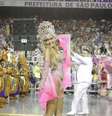 <p>Ellen Roche ignorou chuva em desfile da Rosas de Ouro </p>  Foto: Alice Vergueiro / Futura Press