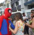 Foliona rejeitou tentativa de super-herói, que não conseguiu êxito na tentativa nem com seus poderes extras  Foto: Daniel Delmiro / Terra