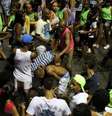 <p>Imagem mostra pancadaria na folia de Salvador na noite desta sexta-feira (28)</p>  Foto: Henrique Oliveira / Terra