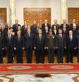 Presidente interino no Egito, Adly Mansour, ao centro, posa com o os membros dnovo gabinete, durante a cerimônia de posse no palácio presidencial em Cairo, em 1 de março de 2014  Foto: AFP