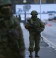 <p>Homens armados patrulham o aeroporto em Simferopol, na Crimeia, Ucr&acirc;nia, nesta sexta-feira</p>  Foto: David Mdzinarishvili / Reuters
