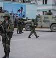 <p>Sem símbolo que as identifique, tropas russas guardam pontos estratégicos na fronteira com a Ucrânia</p>  Foto: AP