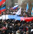 Manifestantes pró-Rússia seguram bandeiras do país durante protesto no centro de Donetsk, na Ucrânia, neste sábado, 1 de março  Foto: AP
