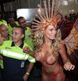 Andressa Urach desfilou pela Leandro de Itaquera e deixou os seios a mostra   Foto: Orlando Oliveira / AgNews