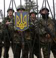 <p>Soldados ucranianos protegem entrada de base da infantaria enquanto tropas russas chegam na regi&atilde;o</p>  Foto: AP