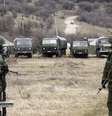 Veículos militares, que acredita-se serem do exército russo, são vistos próximo ao território de uma unidade militar ucraniana, na vila de Perevalnove, nos arredores de Simferopol, em 2 de março  Foto: Reuters