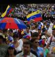 Manifestantes contra o governo de Maduro fazem marcha pacífica neste domingo na região metropolitana de Caracas  Foto: Reuters