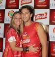 <p>Danielle Winits e o namorado em Salvador</p>  Foto: J. Humberto / AgNews
