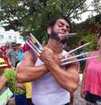 <p><span style="color: rgb(0, 0, 0); font-family: verdana, geneva, arial, helvetica, sans-serif; font-size: xx-small; line-height: normal;">Wolverine se ocupou tanto da folia que se esqueceu de acender o charuto</span></p>  Foto: Maíra Borges / Divulgação
