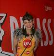 <p>Júlia Lemmertz chegou ao camarote Devassa cheia de plumas nas roupas</p>  Foto: Cleomir Tavares / Divulgação