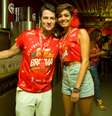 <p>Sophie Charlotte posou ao lado de Marcelo Serrado no camarote antes de desfilar</p>  Foto: Luciana Monteiro / AgNews