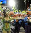 Christiane Torloni teve que mostrar samba no pé para acompanhar a animada bateria  Foto: Dhavid Normando / Futura Press