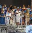 <p>Laura Cardoso desfila ao lado de Luis Fernando Guimar&atilde;es, que usa chap&eacute;u azul</p>  Foto: AgNews