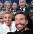 <p>O selfie com Brad Pitt, Angelina Jolie, Bradley Cooper, Julia Roberts, Jennifer Lawrence, Meryl Streep, Channing Tatum, Kevin Spacey, Jared Leto e Lupita Nyong'o alcançou 2,7 milhões de retuítes</p>  Foto: AP