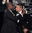 Brad Pitt e Steve McQueen celebram Oscar de Melhor Filme por '12 Anos de Escravidão'  Foto: Getty Images 