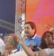<p>Apresentador estava entre dezenas de celebridades em carro alegórico no desfile da Beija-Flor</p>  Foto: AgNews