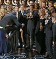O diretor e produtor Steve McQueen pula para comemorar o Oscar de melhor filme para "12 Anos de Escravidão", nesta segunda-feira, em Los Angeles. 03/03/2014  Foto: Lucy Nicholson / Reuters