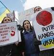 <p>Pessoas se manifestando contra as tropas russas na Ucr&acirc;nia do lado de fora de uma reuni&atilde;o emergencial entre ministros das Rela&ccedil;&otilde;es Exteriores da Uni&atilde;o Europeia em Bruxelas</p>  Foto: Yves Herman / Reuters