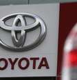 Uma placa com o logotipo da Toyota em uma concessionária e showroom em São Petersburgo. A Toyota Motor espera vender mais de 865 mil veículos na Europa neste ano, ante 847.530 unidades em 2013, afirmou um executivo da companhia nesta segunda-feira. 18/09/2013  Foto: Alexander Demianchuk / Reuters