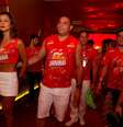 <p>Ex-jogador Ronaldo e sua noiva chegam ao camarote Brahma</p>  Foto: Felipe Panfili / AgNews