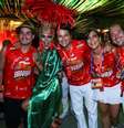<p>Paloma Bernardi entre Thiago Martins e Marcelo Serrado no camarote Brahma no Rio de Janeiro, antes do desfile da Grande Rio</p>  Foto: Thiago Mattos / AgNews
