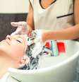 Hidratação constante mantém a saúde do cabelo  Foto: Shutterstock