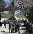 <p>Tropas do Ex&eacute;rcito ucraniano se re&uacute;nem em unidade militar a cerca de 80 km da capital da Crimeia</p>  Foto: Reuters