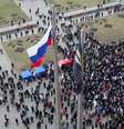 Manifestantes pró-russos em frente a sede do governo regional de Donetsk, leste da Ucrânia, em 3 de março  Foto: AFP