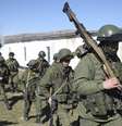 <p>Soldados russos são vistos em território ucraniano, nesta segunda-feira, 3 de março</p>  Foto: AFP