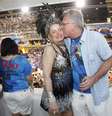 <p>Vera Fischer ganha beijo de Pedro Bial em camarote na Sapucaí</p>  Foto: Fernando Azevedo / Divulgação