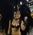 Rainha de bateria, a atriz Mariana Rios usou fantasia sensual  Foto: AFP