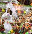 Atriz da Globo, Fabiana Karla participou de desfile em carro  Foto: Anderson Borde / AgNews