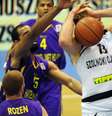 Moti Sasson chamou de "negros sujos" os jogadores de basquete estrangeiros que atuam no seu país  Foto: AFP