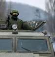 <p>Um homem armado, tido como um militar russo, em um ve&iacute;culo blindado de transporte de pessoal (VBTP) perto de uma unidade militar da Ucr&acirc;nia em Perevalnoye</p>  Foto: Reuters