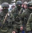 Soldados pró-russos fazem guarda a uma base da infantaria ucraniana em Perevalne, Ucrânia, nesta terça-feira, 4 de março  Foto: AP