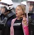 <p>A ativista e Nobel da Paz na foto de fevereiro de 2012, quando foi presa pela polícia de Bahrein, durante protestos para direitos das mulheres</p>  Foto: AP