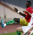 <p>Issiaga Sylla (de vermelho), de Guiné, disputa com o iraniano Mojtaba Jabari: derrota em Teerã</p>  Foto: AFP
