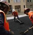 <p>Trabalhadores espalham asfalto em rua de San Francisco. Os empregadores do setor privado dos EUA abriram 139 mil vagas de trabalho em fevereiro</p>  Foto: Robert Galbraith / Reuters