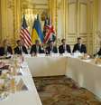 <p>O secretário de Estado dos Estados Unidos, John Kerry, o ministro ucraniano das Relações Exteriores, Andrii Deshchytsia (à direita), e o secretário de Relações Exteriores da Grã-Bretanha, William Hague (à esquerda), em uma reunião internacional sobre a crise em Paris. Deshchytsia disse nesta quarta-feira que deseja buscar uma solução pacífica para o conflito com a Rússia</p>  Foto: Kevin Lamarque / Reuters