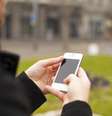 Os aplicativos de celular ajudam tanto os passageiros a obter um táxi mais rapidamente quanto os taxistas a conseguir mais clientes  Foto: Adam Radosavljevic/Shutterstock