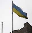 <p>A Ucrânia expulsou manifestantes pró-russos de um prédio do governo regional em Donetsk e hasteou a bandeira ucraniana no lugar onde estava a da Rússia desde o fim de semana, sinalizando uma importante mudança de controle na região de fala russa</p>  Foto: Reuters