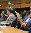 <p>O embaixador russo Grigory Berdennikov avalia documento durante encontro da Agência Internacional de Energia Atômica, em Viena, em setembro de 2013</p>  Foto: AFP