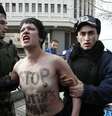 <b>6 de março - </b>Uma delas foi rapidamente detida. A outra conseguiu correr aos gritos de "Parem com a guerra de Putin"  Foto: Reuters