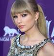 Sucesso absoluto entre famosas internacionais como Taylor Swift, o estilo de maquiagem costuma evidenciar de forma sutil os olhos ou a boca   Foto: Shutterstock
