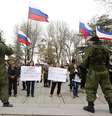<p>Manifestantes pró-Rússia participam de encontro em Simferopol. O decreto que estabelece a Crimeia como parte da Rússia já está em vigor e as tropas ucranianas que permanecem na península serão tratadas como tropas de ocupação, disse o vice-premiê da região</p>  Foto: Vasily Fedosenko / Reuters