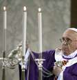 Papa Franscisco abençoa o altar durante benção nesta quarta-feira, 5, na Basílica de Santa Sabina, em Roma  Foto: Reuters