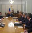 O presidente russo Vladimir Putin, ao centro, comanda a reunião do Conselho de Segurança do país na residência do governo, nos arredores de Moscou, em 6 de março  Foto: Reuters
