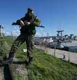 <p>Soldados russos fazem guarda em doca onde dois navios ucranianos estão ancorados em Sebastopol</p>  Foto: AP